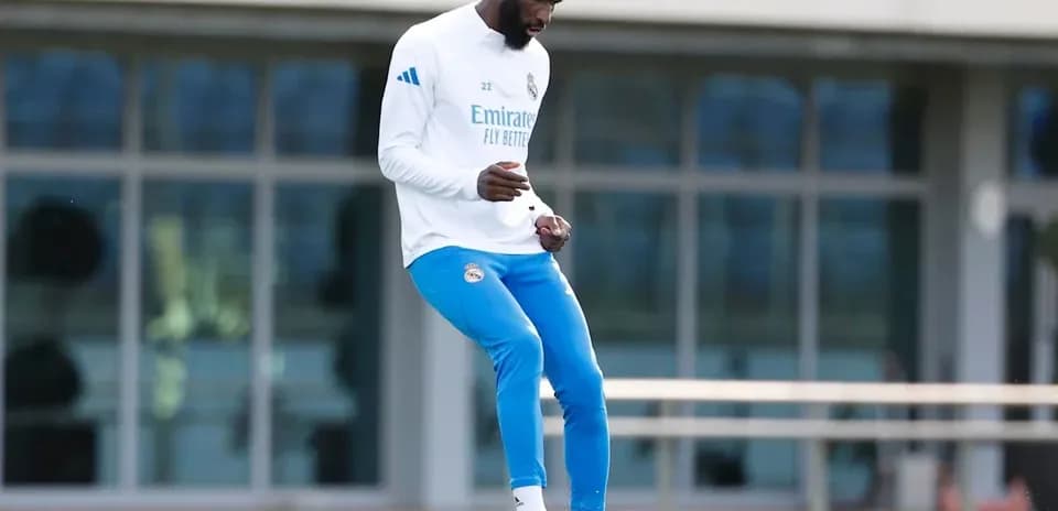 Futbolchi to'p bilan mashg'ulot o'tkazmoqda