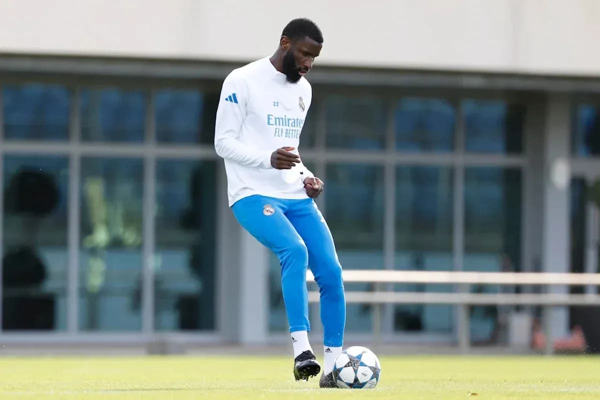 Futbolchi to'p bilan mashg'ulot o'tkazmoqda