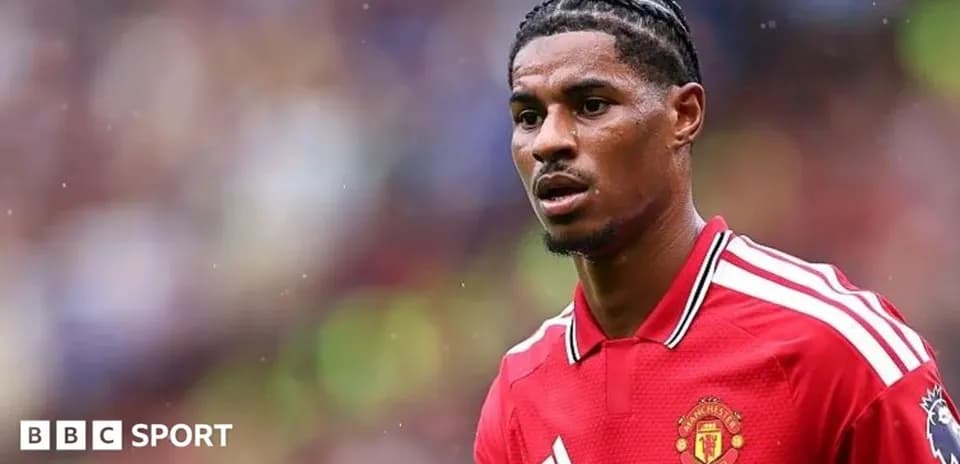 Futbolchi Manchester United formasida o'yinda