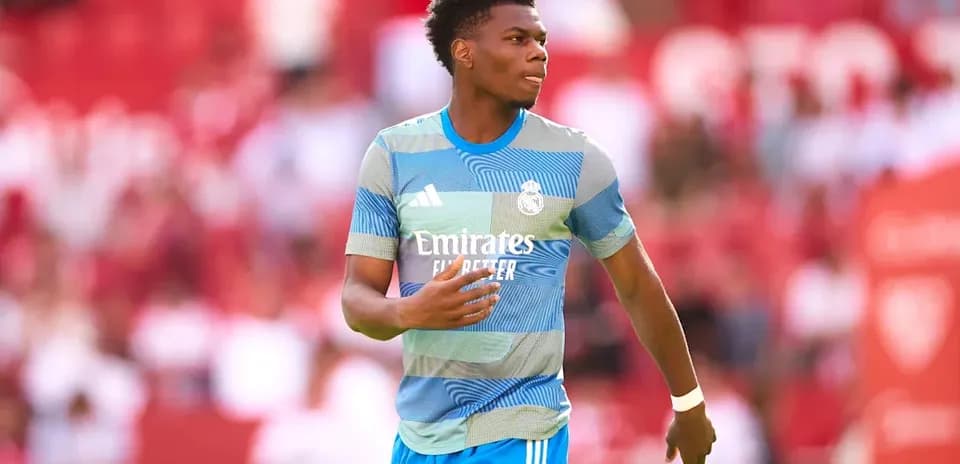 Futbolchi Real Madrid formasida maydonga chiqmoqda