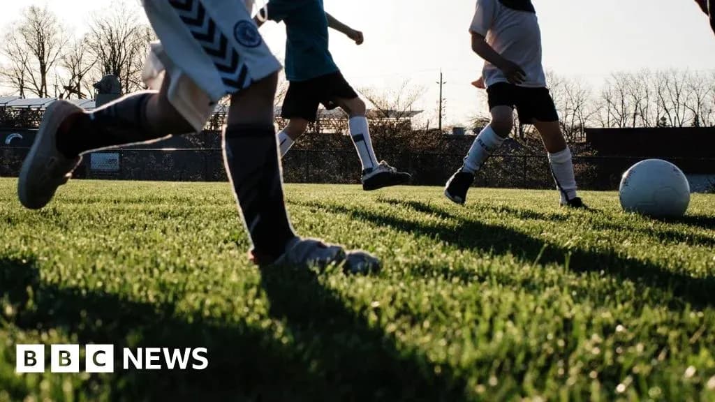 Bolalar futbol o'ynayotgan maydonda harakatda