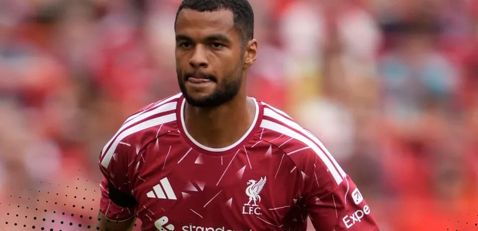 Futbolchi maydonga kirayotgan Liverpool o'yinchisi