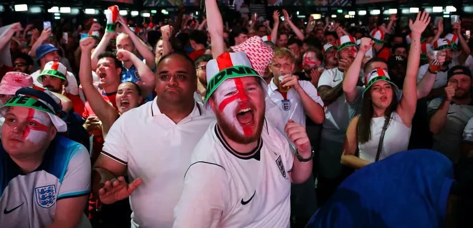 Futbol muxlislari ingliz bayroqlari bilan hayajonlanmoqda