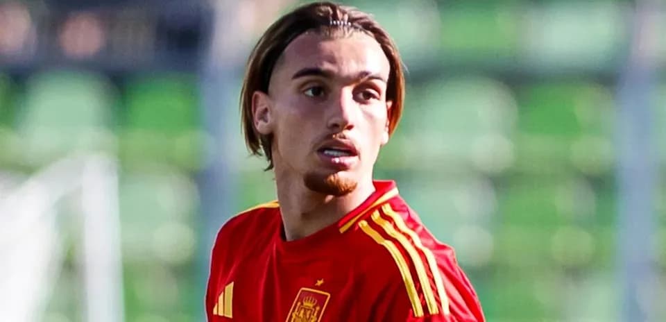 Futbolchi Ispaniya formasi bilan maydonda