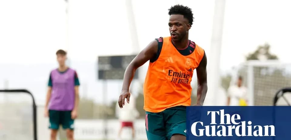Futbolchi mashg'ulotda yugurmoqda, Real Madrid formasi