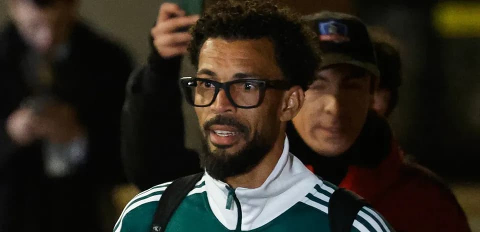 Futbolchi kishi, sport kiyimida ko'chada yuribdi