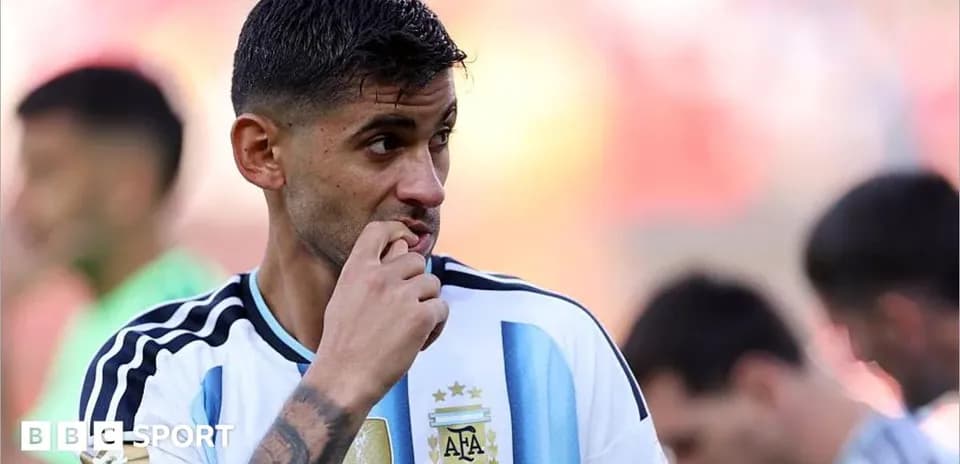 Futbolchi Argentina formasida, o'yin oldidan tayyorgarlik
