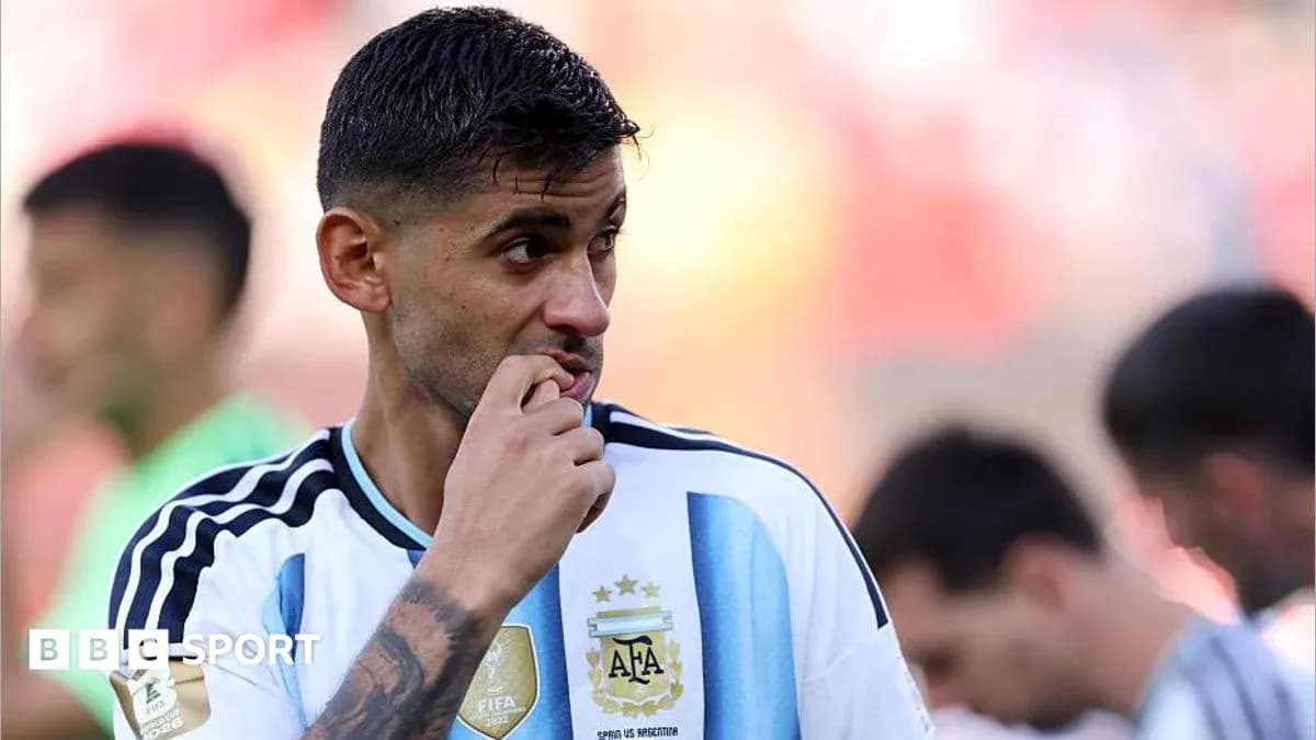 Futbolchi Argentina formasida, o'yin oldidan tayyorgarlik