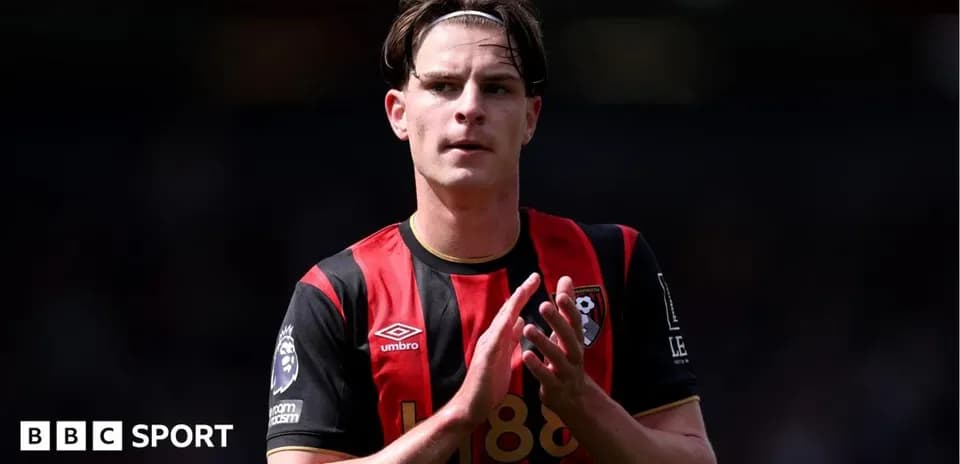 Futbolchi Bournemouth futbol formasida maydonda