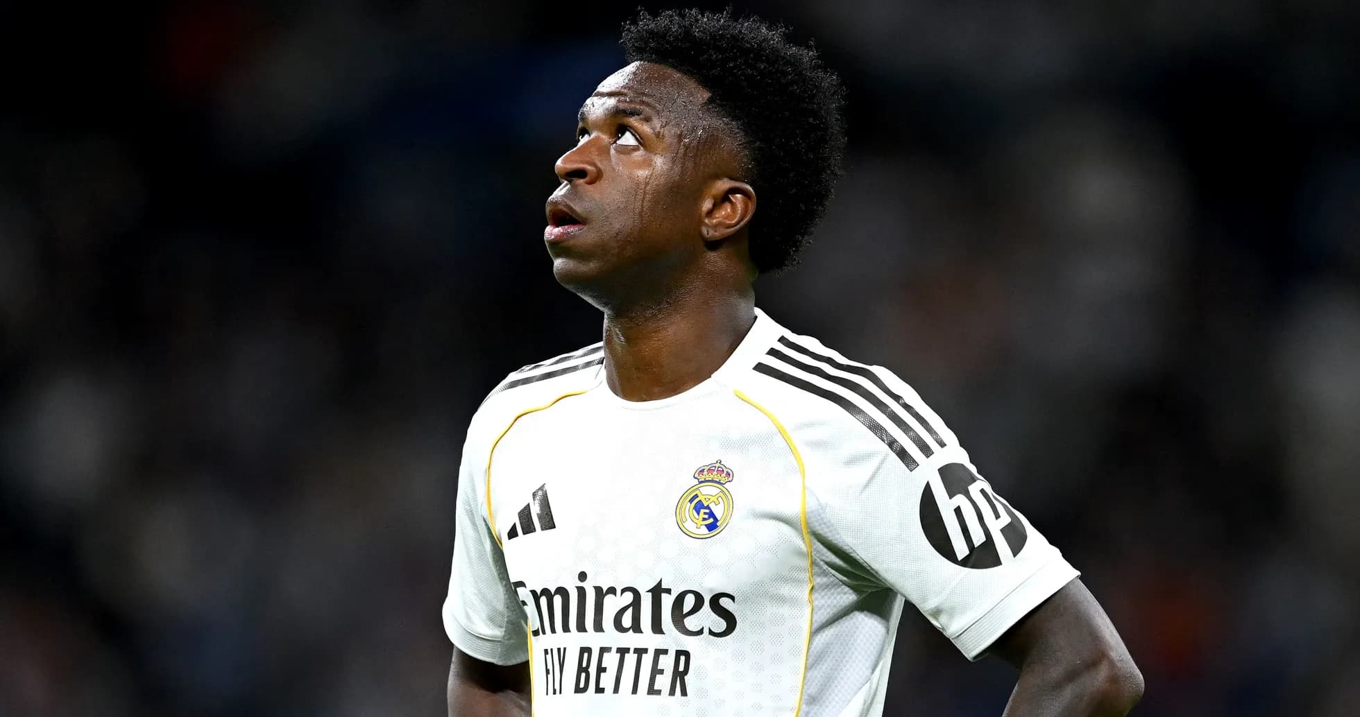 Futbolchi Real Madrid formasida o'yin davomida