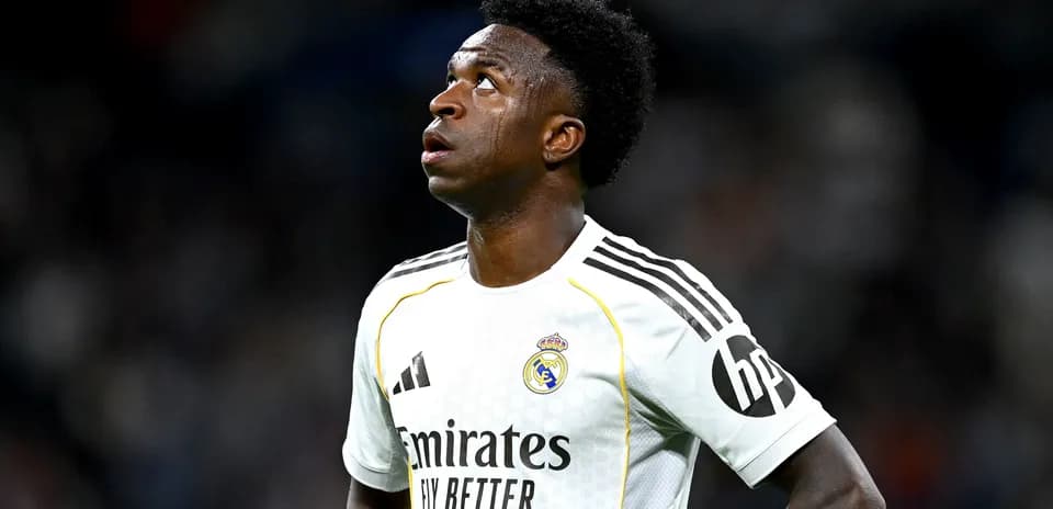 Futbolchi Real Madrid formasida o'yin davomida