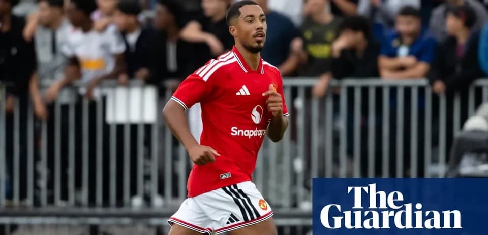 Futbolchi Manchester United formasi bilan yugurmoqda