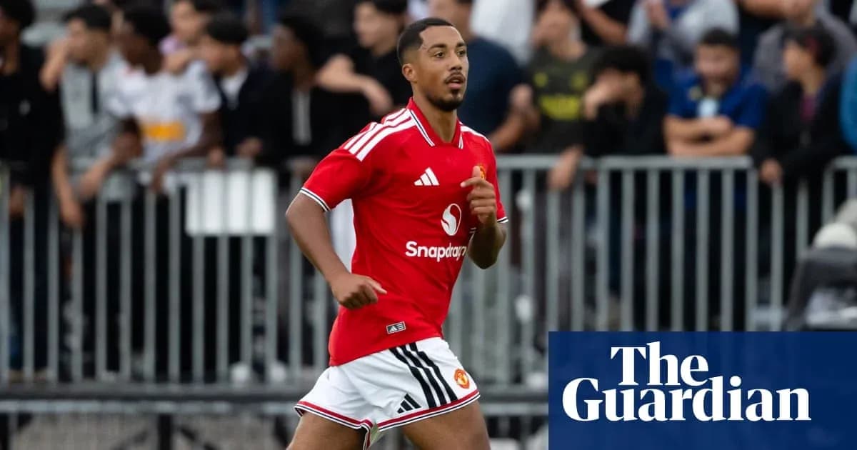 Futbolchi Manchester United formasi bilan yugurmoqda