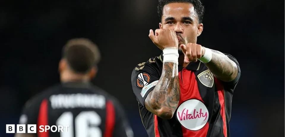 Futbolchi jamoasi o'yinda harakatda