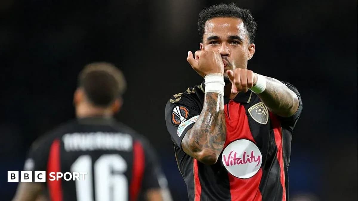 Futbolchi jamoasi o'yinda harakatda