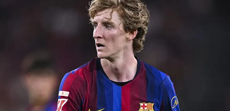 Futbolchi FCB formasida o'yin maydonida
