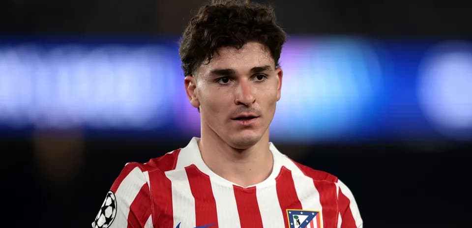 Futbolchi Atlético Madrid formasida maydonda