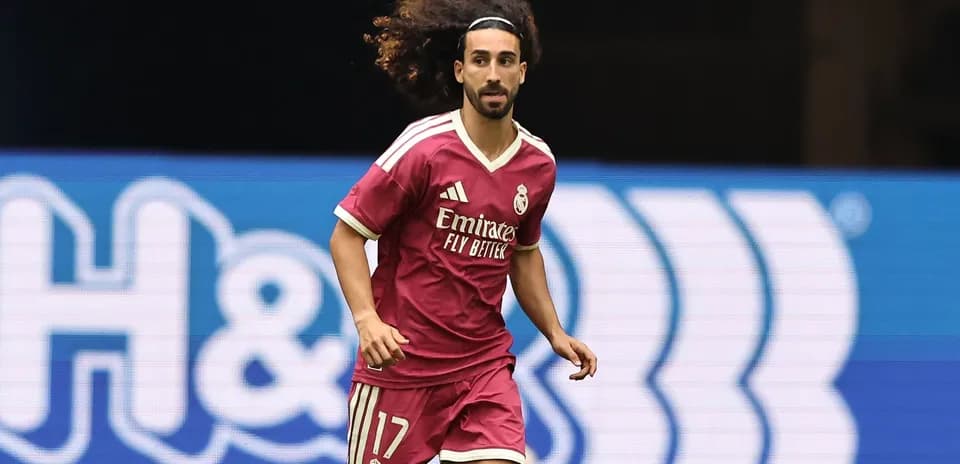 Futbolchi Real Madrid formasida maydonda yugurmoqda