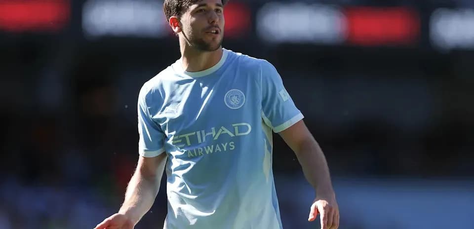 Futbolchi Manchester City forma kiyib turgan