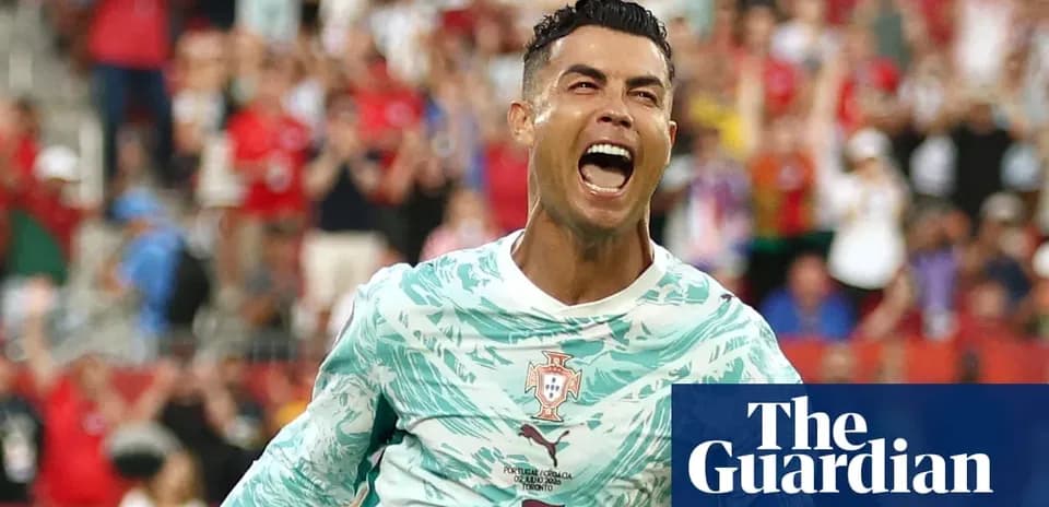 Futbolchi gollarni nishonlayotgan paytda qiyshaygan
