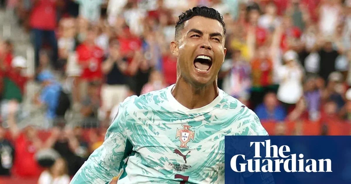 Futbolchi gollarni nishonlayotgan paytda qiyshaygan
