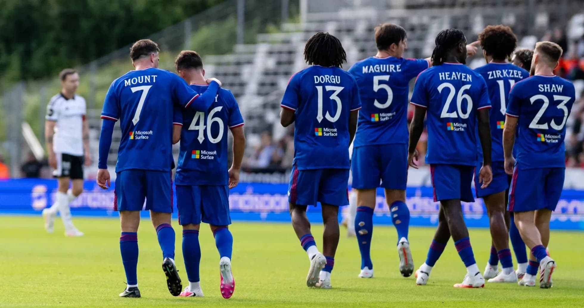 Futbolchilar bir-birlariga yaqinlashmoqda, o'yin davom etmoqda