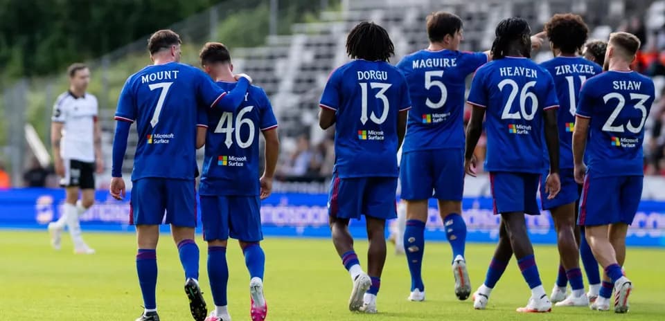Futbolchilar bir-birlariga yaqinlashmoqda, o'yin davom etmoqda