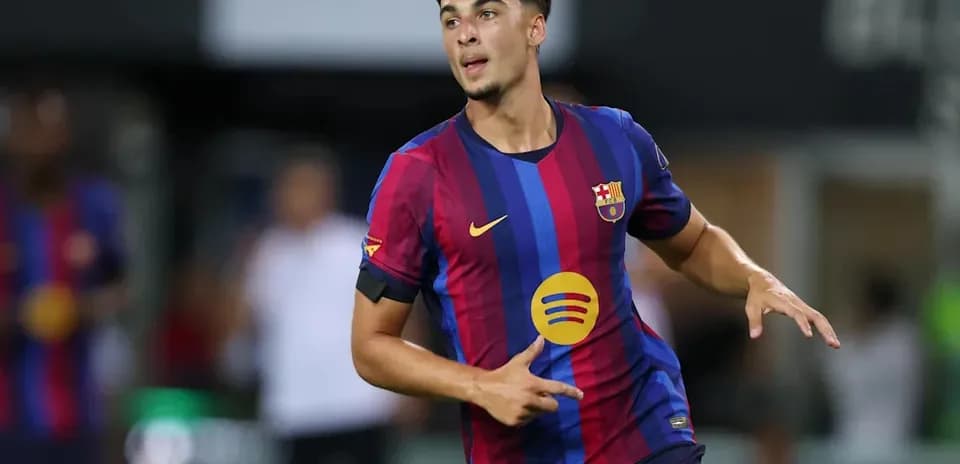 Futbolchi Barcelona formasida to'pni qabul qilmoqda