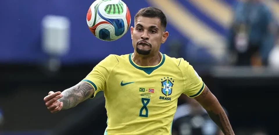Futbolchi to'pni ushlab turibdi, Braziliya formasi