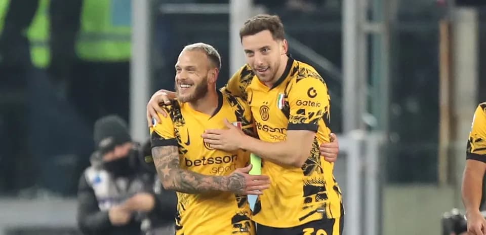 Ikkita futbolchi gollarini nishonlayapti