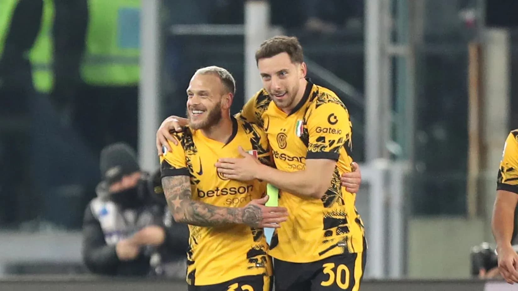 Ikkita futbolchi gollarini nishonlayapti