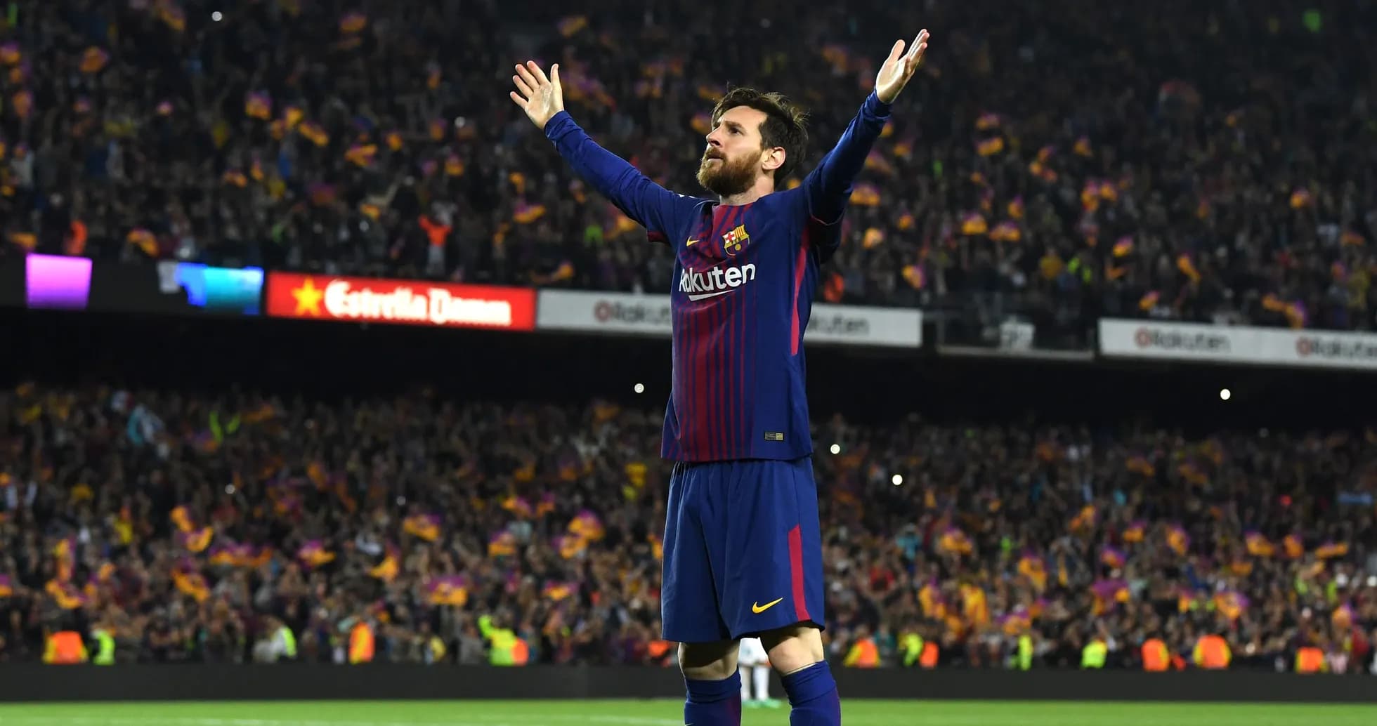 Futbolchi maydonda qo'llarini ochib turibdi