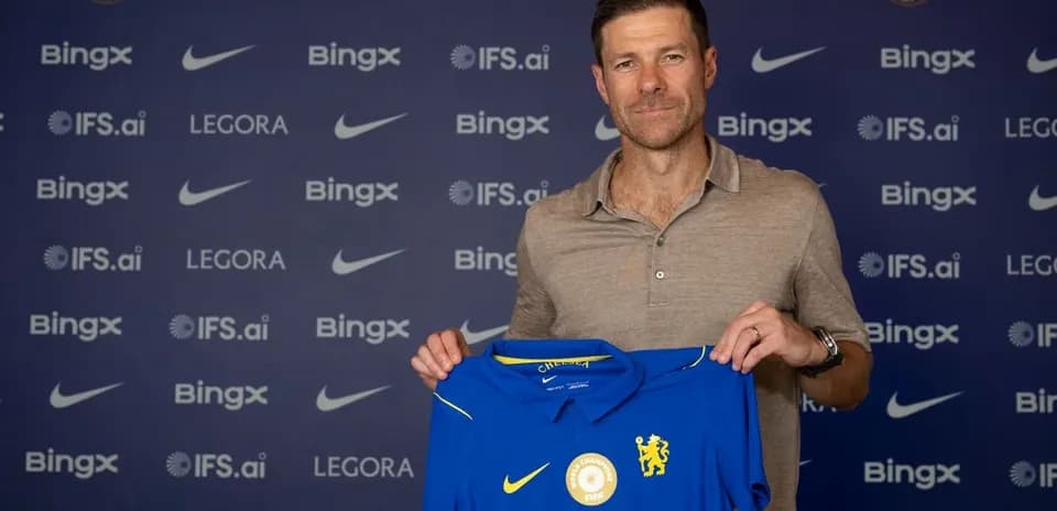 Yangi murabbiy Chelsea futbol formasini ushlab turibdi