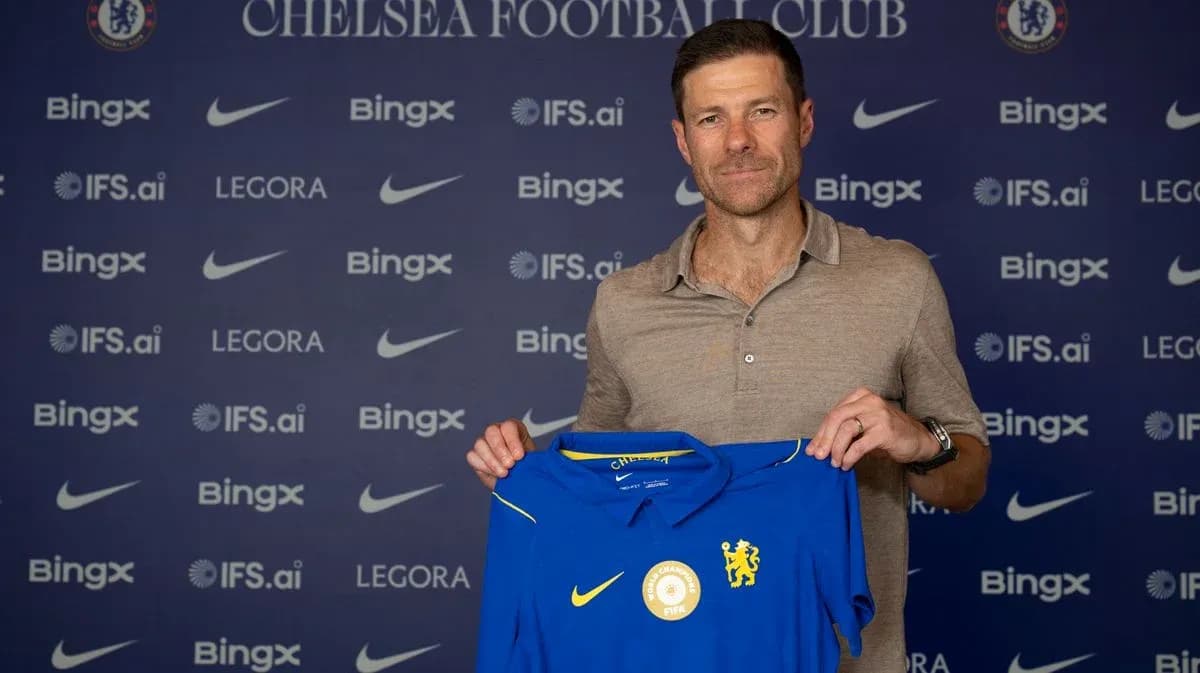 Yangi murabbiy Chelsea futbol formasini ushlab turibdi