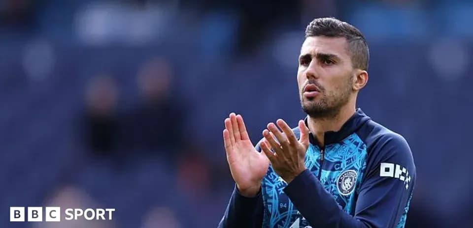 Futbolchi maydonida qo'llarini ko'targan