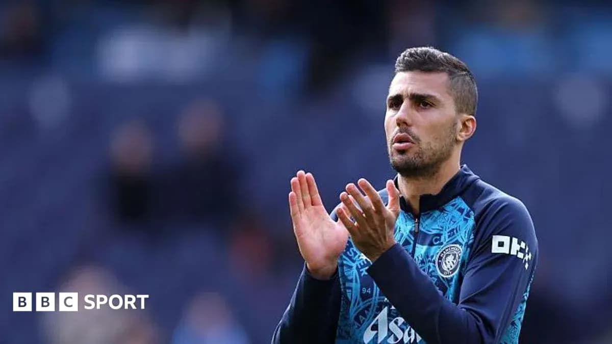 Futbolchi maydonida qo'llarini ko'targan