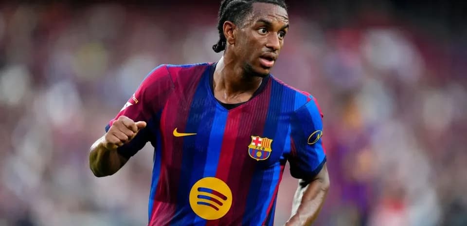 Futbolchi Barcelona formasida o'yin o'tkazmoqda