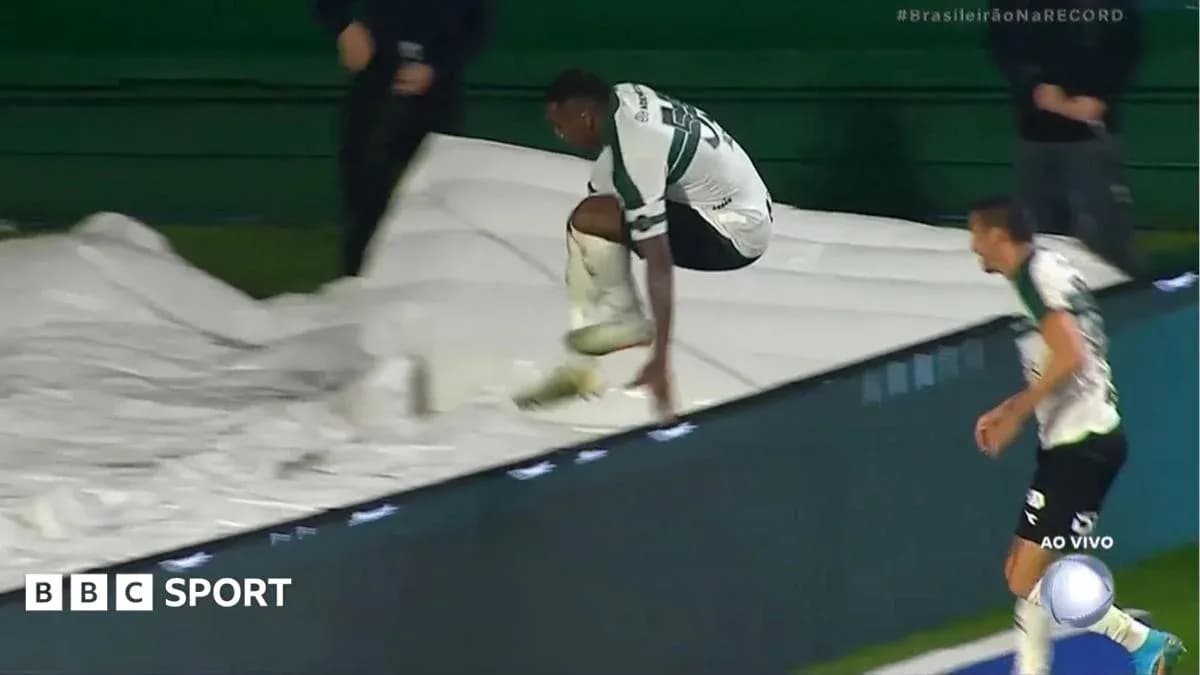 Futbolchi to'pni to'playotgan o'yinchi sakrayapti