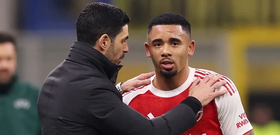 Mikel Arteta discussing with Gabriel Jesus on pitch