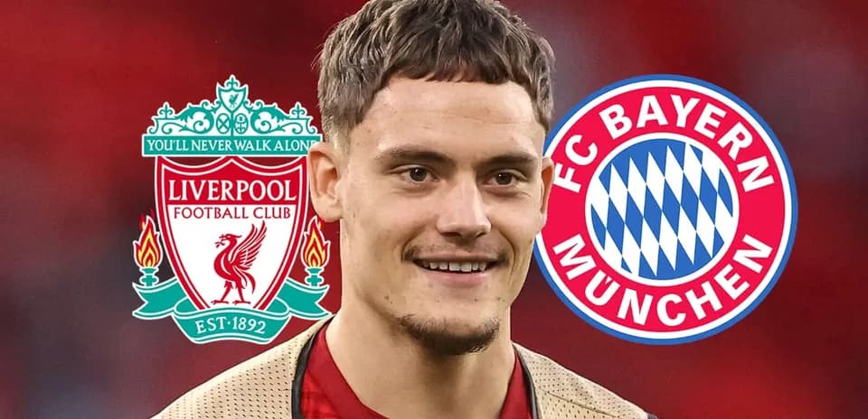 Futbolchi Liverpool va Bayern München logotiplari orqasida