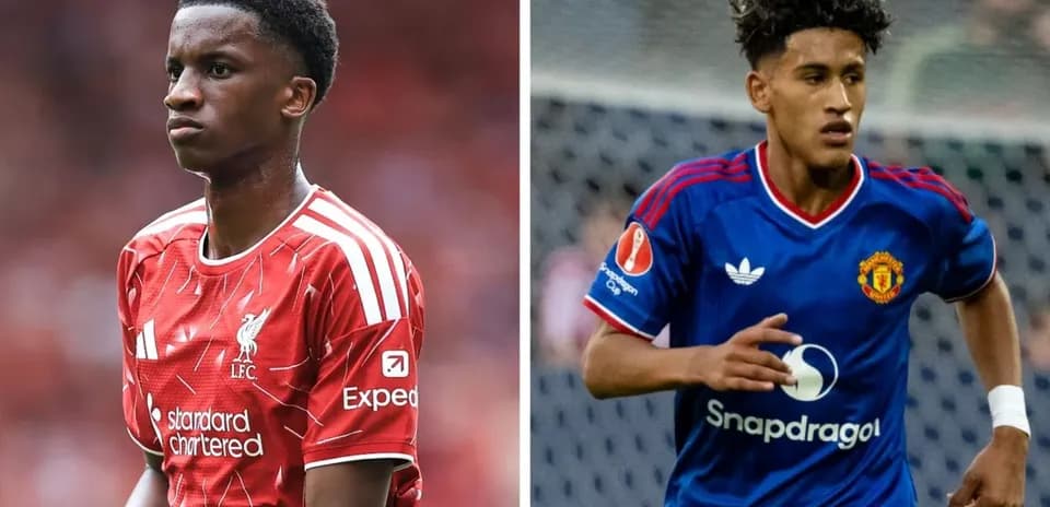 Ikkita futbolchi, biri Liverpool, biri Manchester United formasida