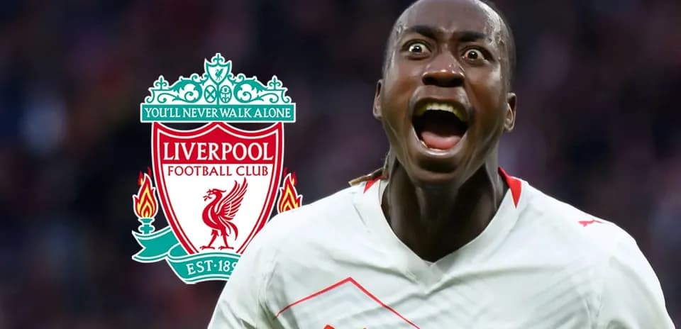 Futbolchi goli bilan nishonlayapti, Liverpool emblemasi