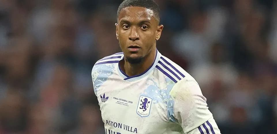 Futbolchi maydonda harakatda, Aston Villa formasi kiygan