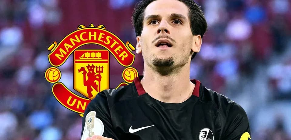 Futbolchi Manchester United logosi ortida turibdi