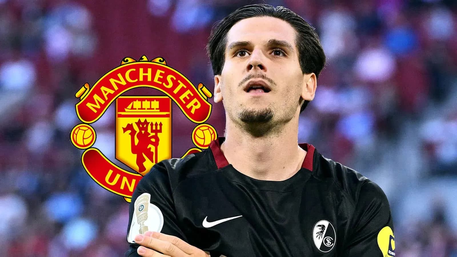 Futbolchi Manchester United logosi ortida turibdi