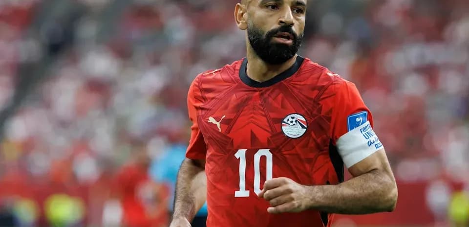 Futbolchi Misr formasida o'yin o'tkazmoqda