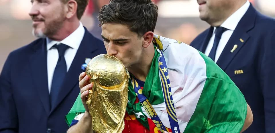 O'yinchi jahon chempionligi kubogini o'pmoqda