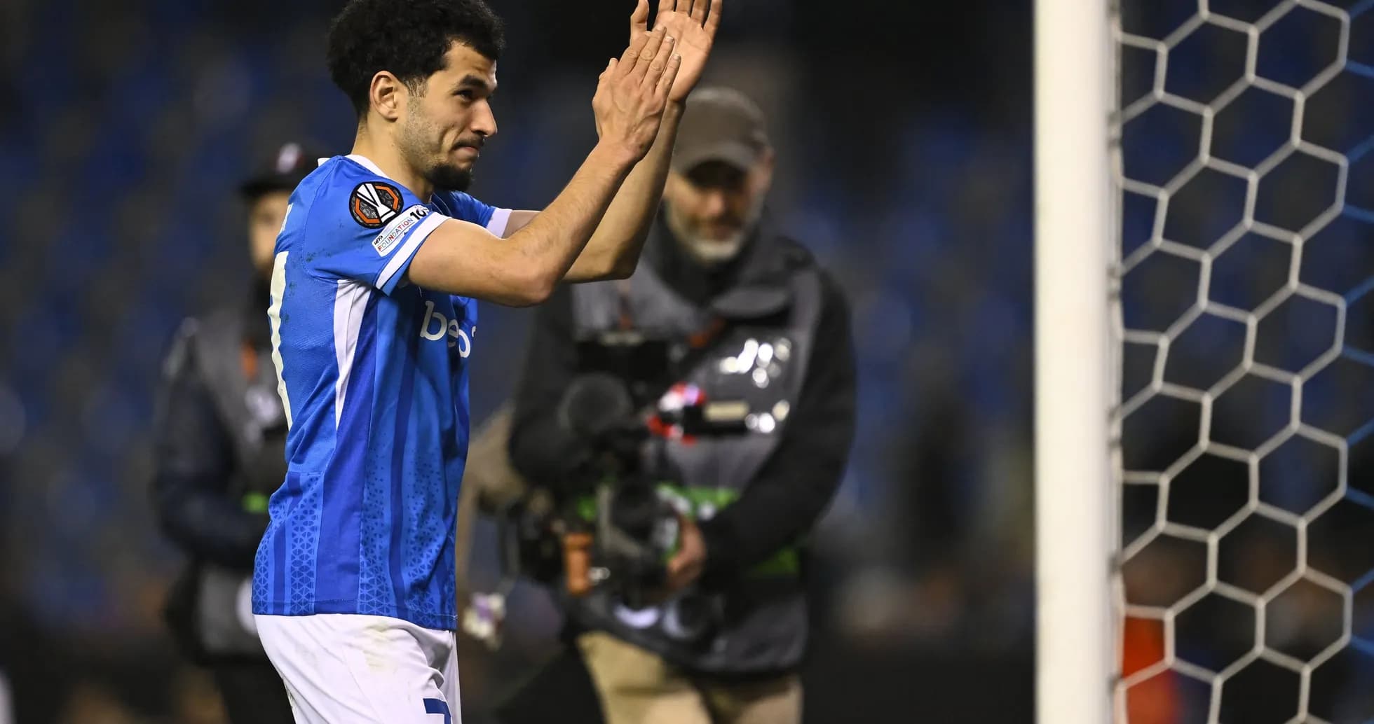 Futbolchi maydondan chiqib, muxlislarga qo'l silkityapti