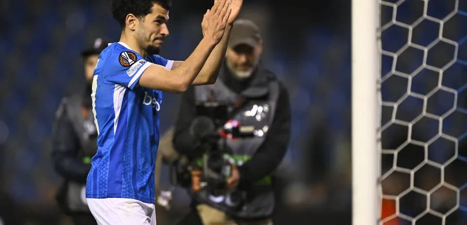 Futbolchi maydondan chiqib, muxlislarga qo'l silkityapti