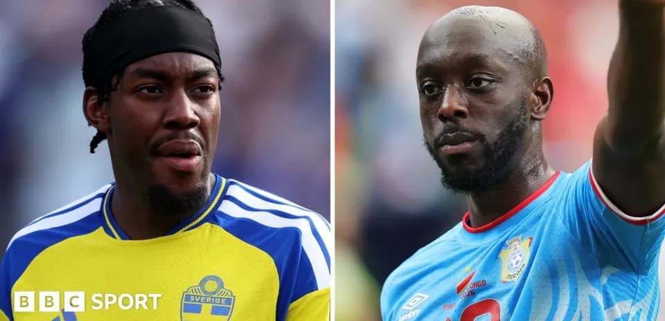 Ikkita futbolchi o'z jamoalari formalarida